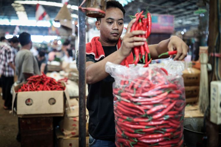 Aktivitas pedagang cabai di Pasar Induk Kramat Jati, Jakarta Timur, Rabu (8/1/2020). Harga berbagai jenis cabai di Pasar Induk Kramat Jati melonjak memasuki musim hujan.