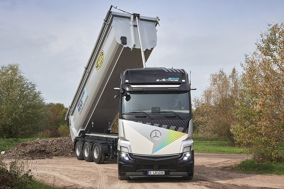 .eActros LongHaul mit elektrischem Nebenabtrieb für Anwendungsmöglichkeiten im straßenorientierten Bauverkehr. 

eActros LongHaul with an electric power take-off for road-oriented construction applications. 