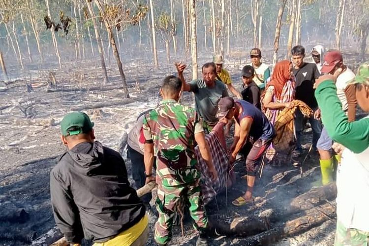 Petugas gabungan di Kabupaten Bone, Sulawesi Selatan sedang mengevakuasi jasad seorang pria yang tewas saat terjebak di tengah kebakaran lahan. Senin, (2/10/2023).