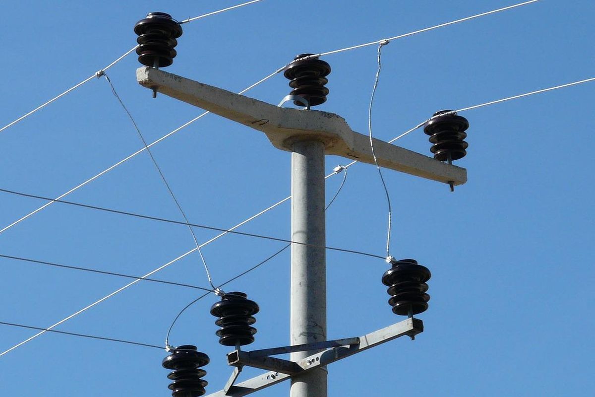 Ilustrasi tiang listrik. 