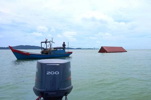 Bantu Evakuasi, Nelayan Karimun Ikut Tarik Kontainer Pasca Karamnya Kapal Marcopolo 188