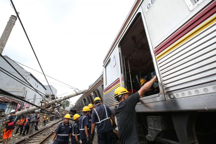 Kereta Api 1722 jurusan Jatinegara menuju Bogor anjlok saat melintas di antara Stasiun Cilebut dan Bogor, Minggu (10/3/2019). Akibatnya, enam orang mengalami luka-luka dan sejumlah perjalanan KRL lintas Jakarta Kota-Bogor terganggu.