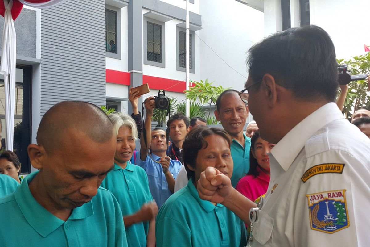 Gubernur DKI Jakarta Djarot Saiful Hidayat mengajak bicara orang dengan masalah kejiwaan (ODMK) dan orang dengan gangguan jiwa (ODGJ) di Panti Sosial Bina Laras Harapan Sentosa 3, Jakarta Barat, Selasa (30/8/2017).