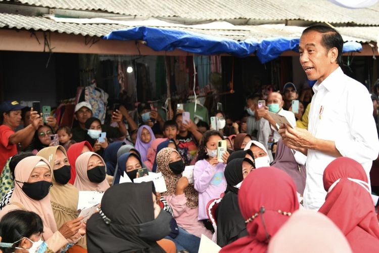 Presiden Joko Widodo saat menyerahkan bantuan sosial kepada para penerima manfaat di Pasar Toboali, Kabupaten Bangka Selatan, Provinsi Kepulauan Bangka Belitung pada Kamis (20/10/2022).