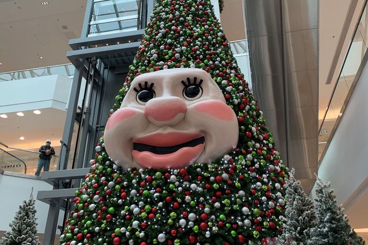 Woody, The Talking Christmas Tree yang dipasang di Mic Mac Mall, Kanada. 