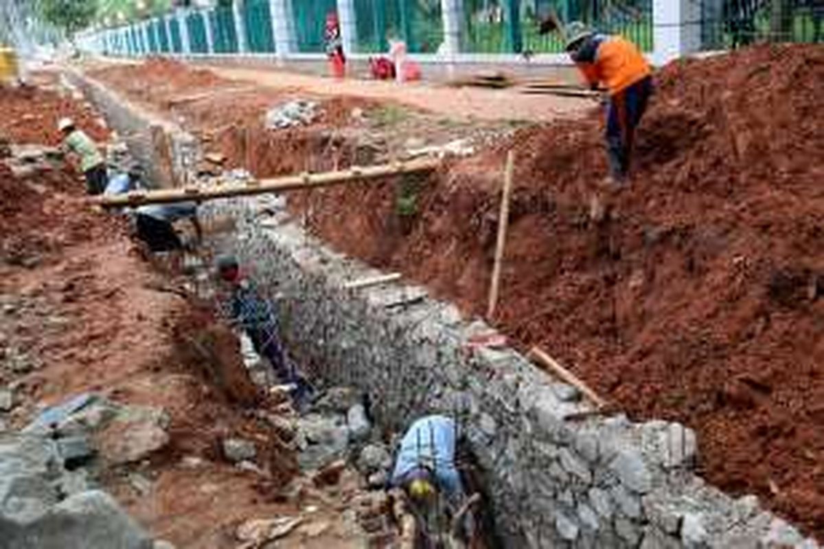 Aktivitas pekerja Suku Dinas Tata Air menyelesaikan pengerjaan saluran air di sekitar kawasan Gelora Bung Karno di Jalan Gerbang Pemuda , Jakarta Pusat, Selasa (29/11/2016). Pemprov DKI Jakarta melalui Suku Dinas Tata Air membongkar trotoar di sekitar kawasan Gelora Bung Karno untuk mengantisipasi genangan air dan banjir saat hujan deras.