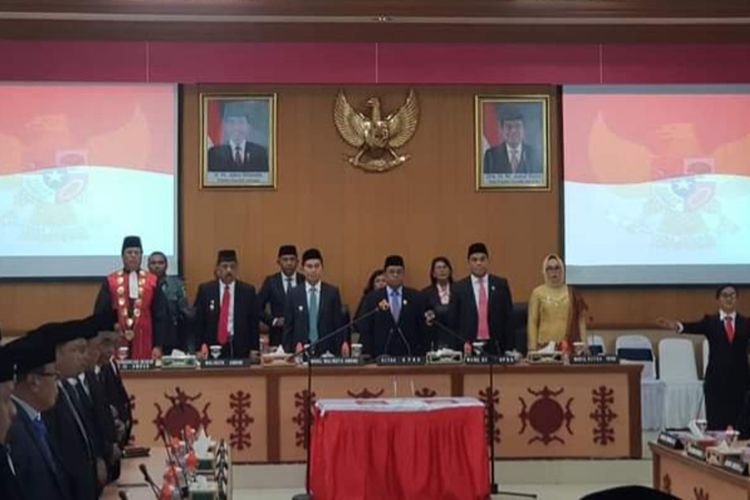 Wali Kota Ambon, Richard Louhenapesst bersama Wakil Wali Kota Ambon Syarif Hadler mengikuti  pelantikan anggora DPRD Kota Ambon periode 2019-2024