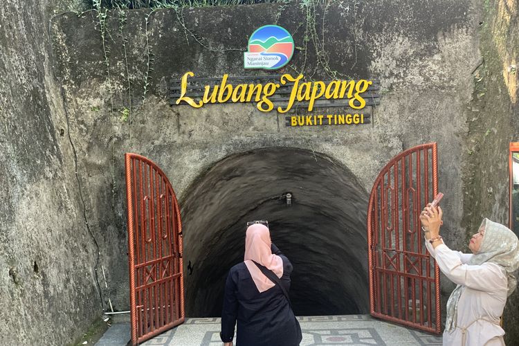 Pintu masuk Lubang Jepang, Bukittinggi, Sumatera Barat.