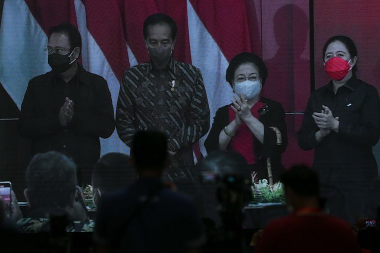 Presiden Republik Indonesia Joko Widodo mendapat kejutan berupa tumpeng ulang tahun ke-61 saat Rakernas PDI Perjuangan di Sekolah Partai, Lenteng Agung, Jakarta Selatan, Selasa (21/6/2022). Partai Demokrasi Indonesia Perjuangan (PDI-P) menggelar Rapat Kerja Nasional (Rakernas) mulai hari ini hingga Kamis (23/6/2022).