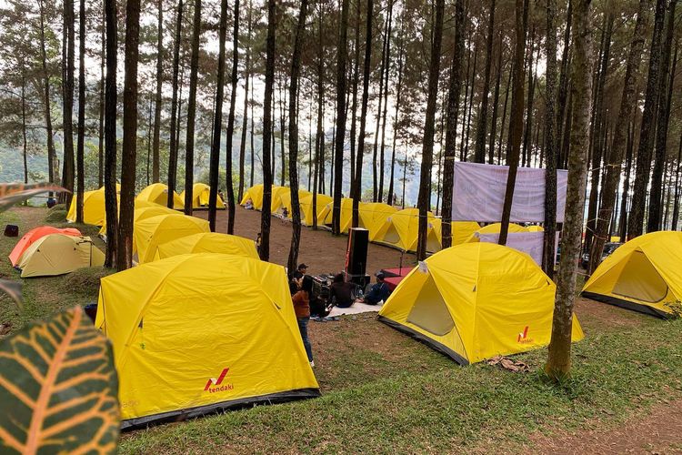 Tempat camping populer di Trawas, Mojokerto bernama Alaz Veenuz. 