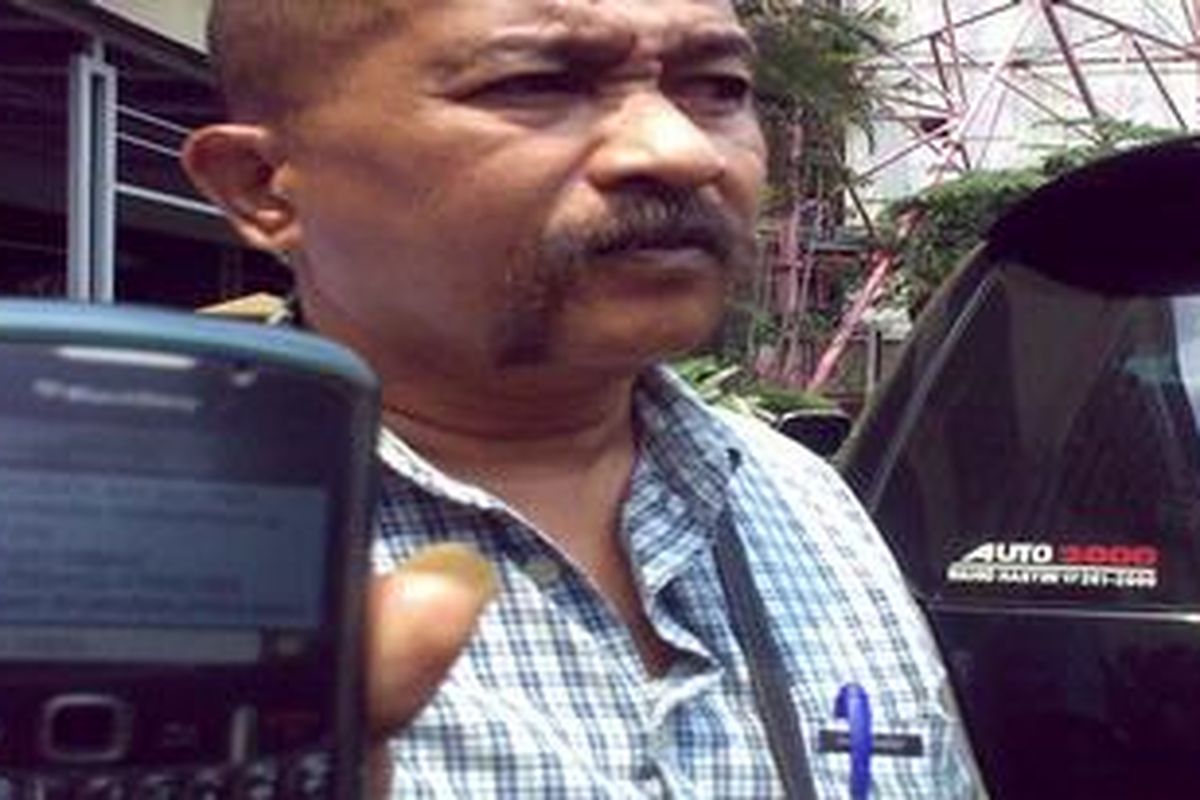 Seorang korban pencurian pulsa, Frederik E. A. Hukom (48), melaporkan perusahaan penyedia layanan konten, PT Colibri Networks ke Polda Metro Jaya, Senin (31/10/2011). Colibri dilaporkan karena diduga melakukan pencurian pulsa konsumen.