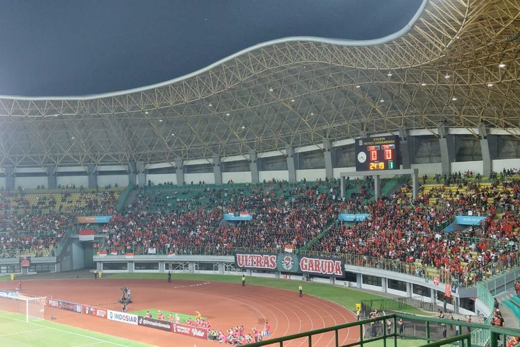 Ribuan suporter timnas Indonesia hadir di Stadion Patriot Candrabhaga, Rabu (6/7/2022) mendukung Garuda Nusantara dalam laga Grup A Piala AFF U19 2022, Indonesia vs Thailand U19.