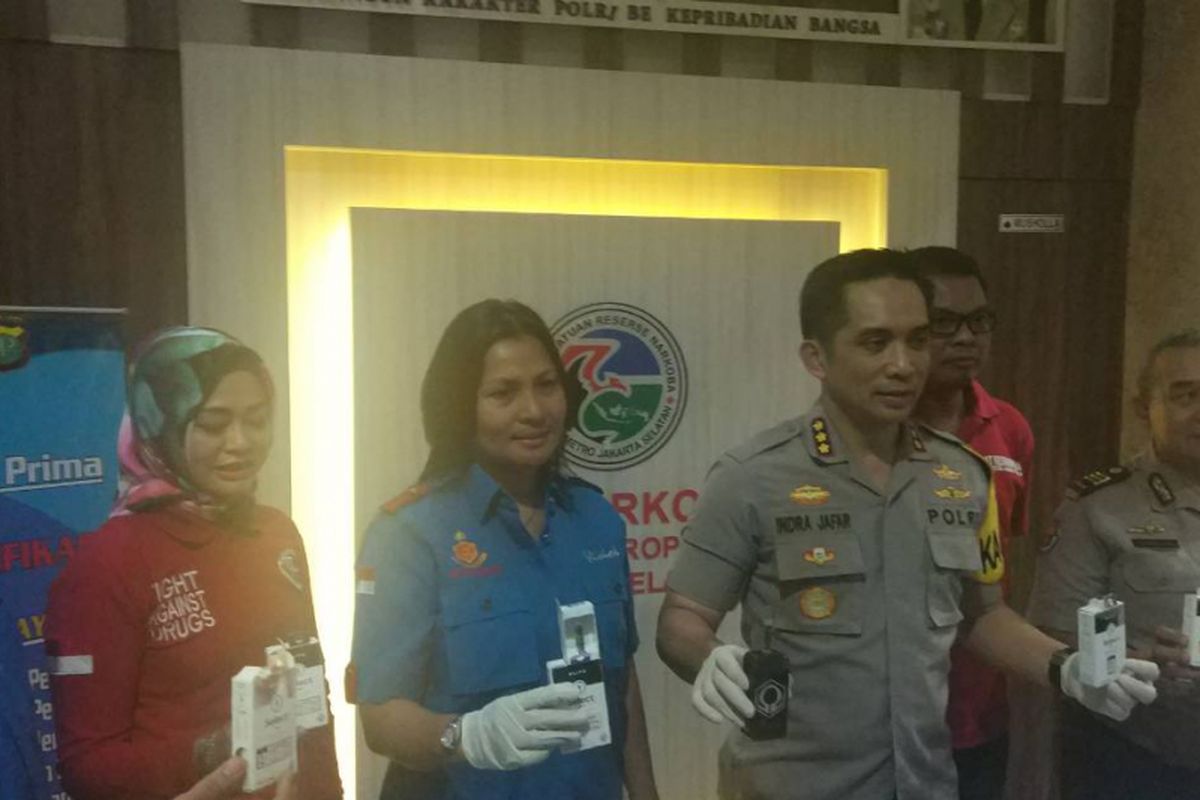 Kapolres Metro Jakarta Selatan, Kombes. Pol. Indra Jafar menunjukkan barang bukti narkotika jenis liquid di Polres Jaksel (21/11/2018).