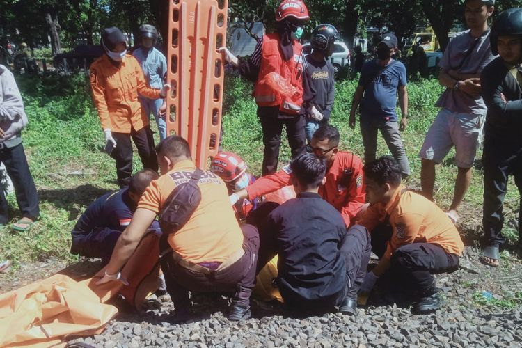 Proses evakuasi jenazah perempuan tewas tertabrak kereta di Surabaya, Selasa (18/6/2024).