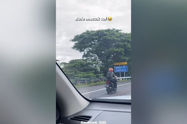 Potongan video bule pengendara motor yang masuk ke jalur tol Kota Makassar, Sulsel, akibat nyasar menggunakan google map. Selasa (6/2/2024).