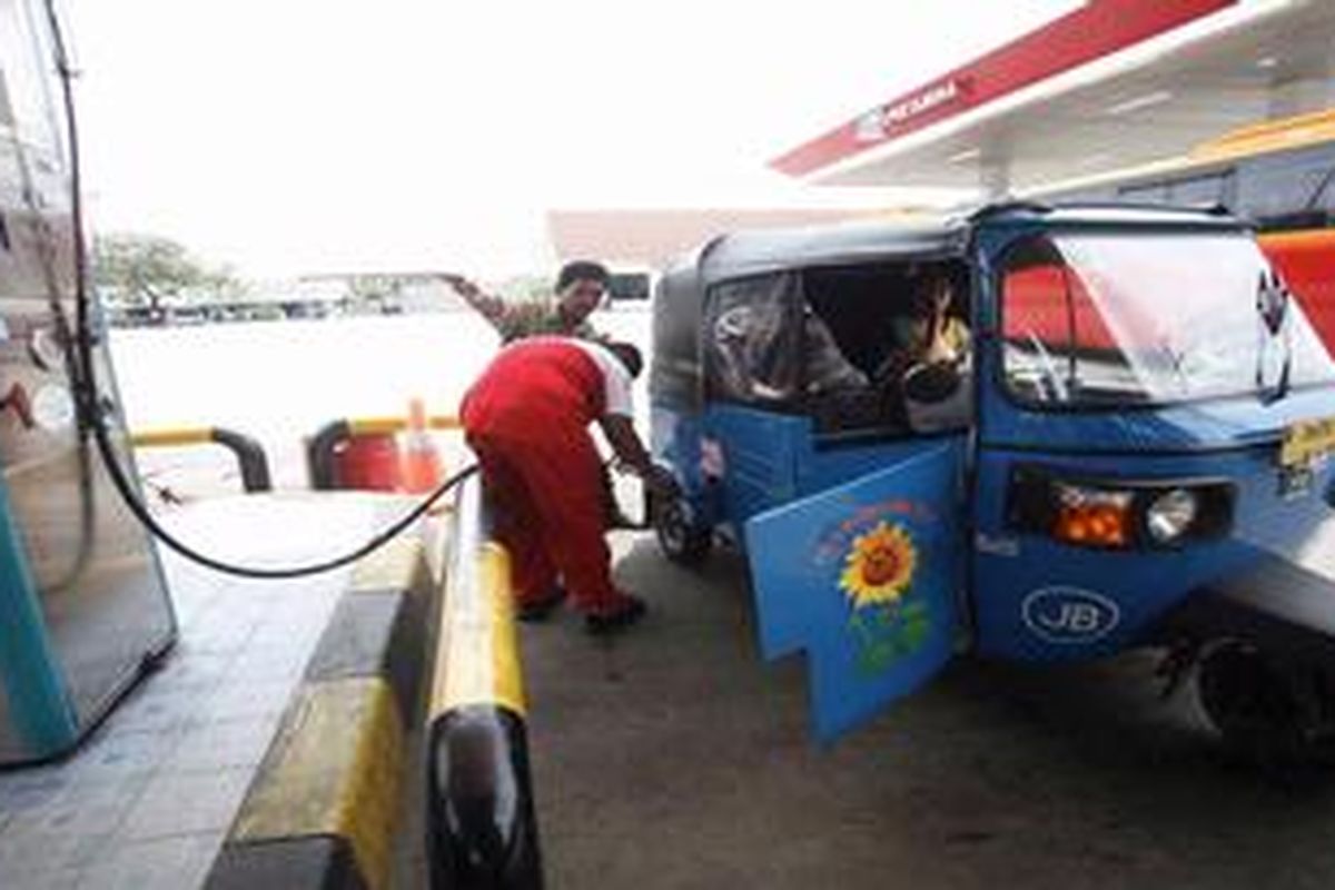 Bajaj berbahan bakar gas mengisi gas di Stasiun Pengisian Bahan Bakar Gas (SPBG) A. 34.02.02 di Jalan Daan Mogot, Jakarta Barat, Senin (6/2/2012). 