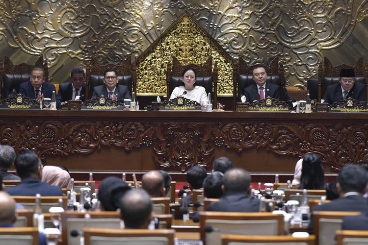 Ketua DPR RI Puan Maharani ketika memimpin rapat di ruang paripurna DPR RI, Gedung Nusantara II, Senayan, Jakarta Pusat, Selasa (15/10/2024). Foto : Mu/Andri