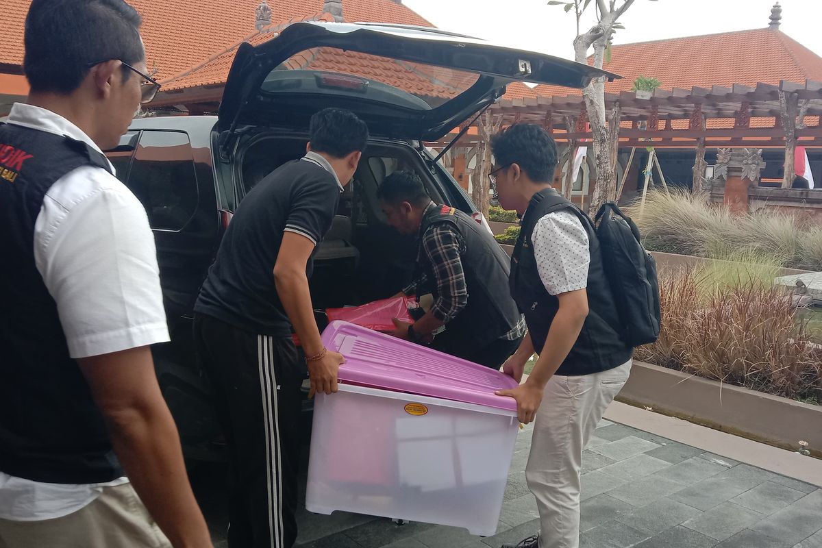 Penyidik Kejati Bali mengamankan sejumlah dokumen terkait kasus dugaan pemerasan proses perizinan rumah bersubsidi di Kabupaten Buleleng, Bali, Jumat (21/3/2025).