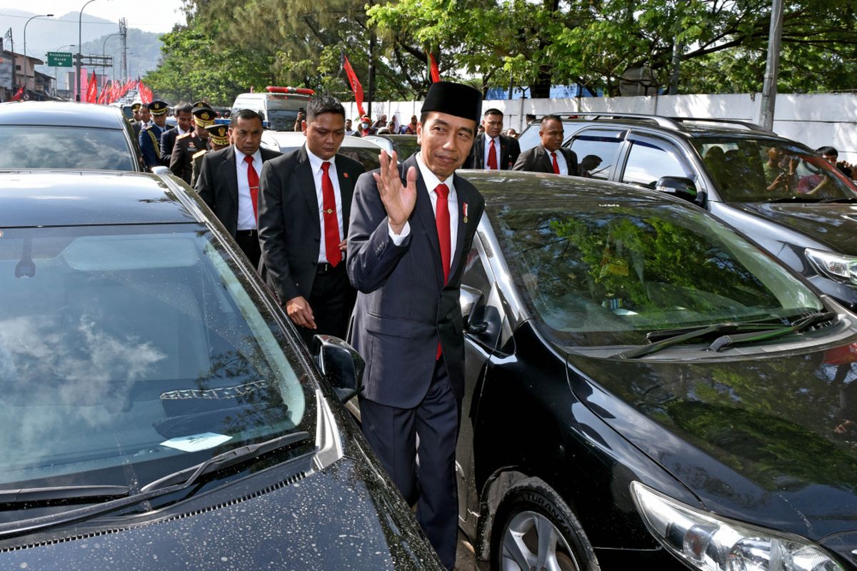 Presiden Joko Widodo harus berjalan kaki saat menuju lokasi peringatan hari ulang tahun ke-72 TNI di Dermaga Indah Kiat, Cilegon, Banten, Kamis (5/10/2017). Sekitar 3 kilometer sebelum tiba di lokasi, iring-iringan Jokowi terjebak macet parah.