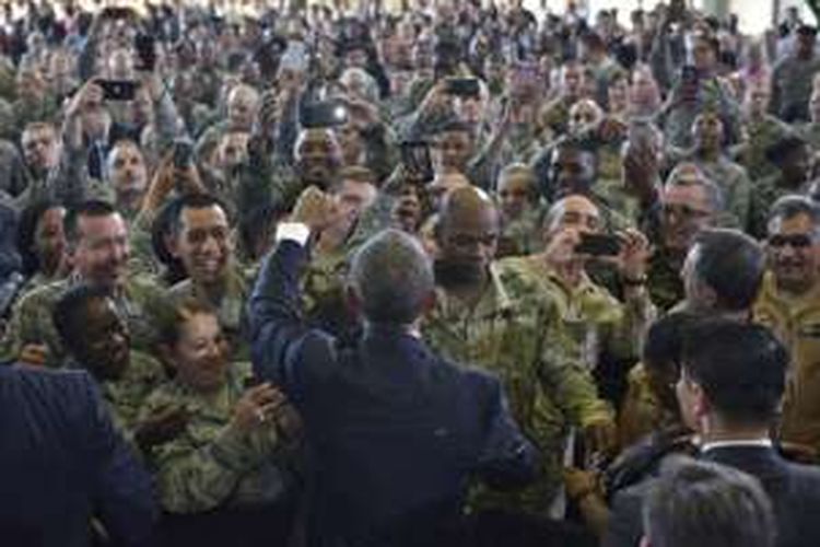 Presiden Amerika Serikat Barack Obama menyapa pasukan militer AS usai memberikan sambutan tentang perlawanan terhadap terorisme di Pangkalan Udara MacDill, di Tampa, Florida, Rabu WIB (6/12/2016).  
MANDEL NGAN / AFP