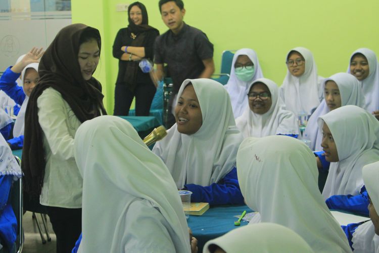 Ceritalah ASEAN saat di Pondok Pesantren Assalam, Solo, Jawa Tengah. 