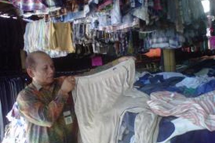 Petugas Diskoperindag Kota Magelang melakukan sidak di sebuah toko pakaian bekas impor (owolan) di Jalan Jenderal Sudirman, Kota Magelang, Jumat (6/2/2015).