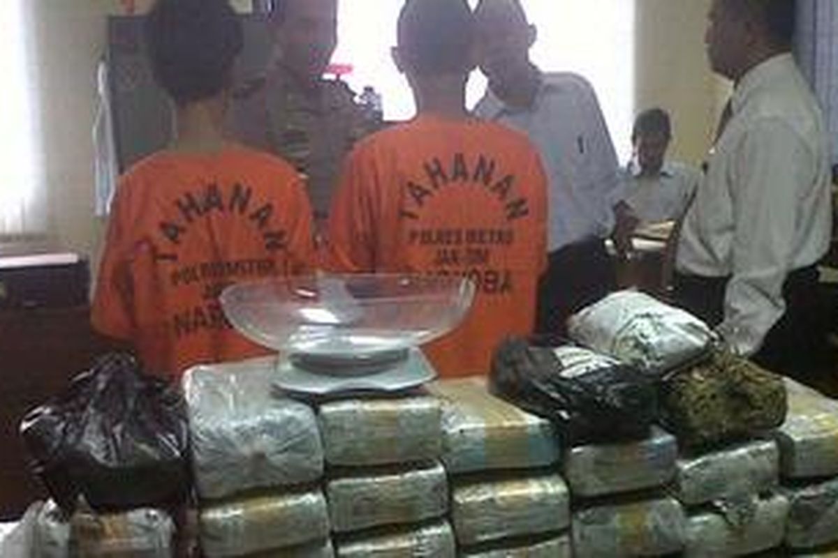 DK dan G, pelaku pengedar narkoba jenis ganja, ditahan di Polrestro Jakarta Timur, Selasa (24/7/2012). Dari tangan DK disita ganja seberat 37 kilogram milik seseorang berinisial M yang masih DPO.