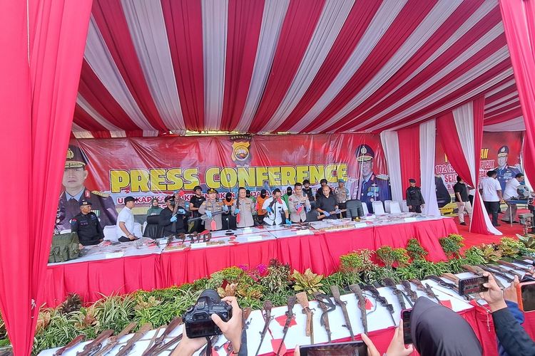 Polda Bengkulu amankan 102 senjata api ilegal dan bongkar pabrik senpi ilegal. Konfrensi pers di Mapolda Bengkulu, Selasa (4/4/2023)