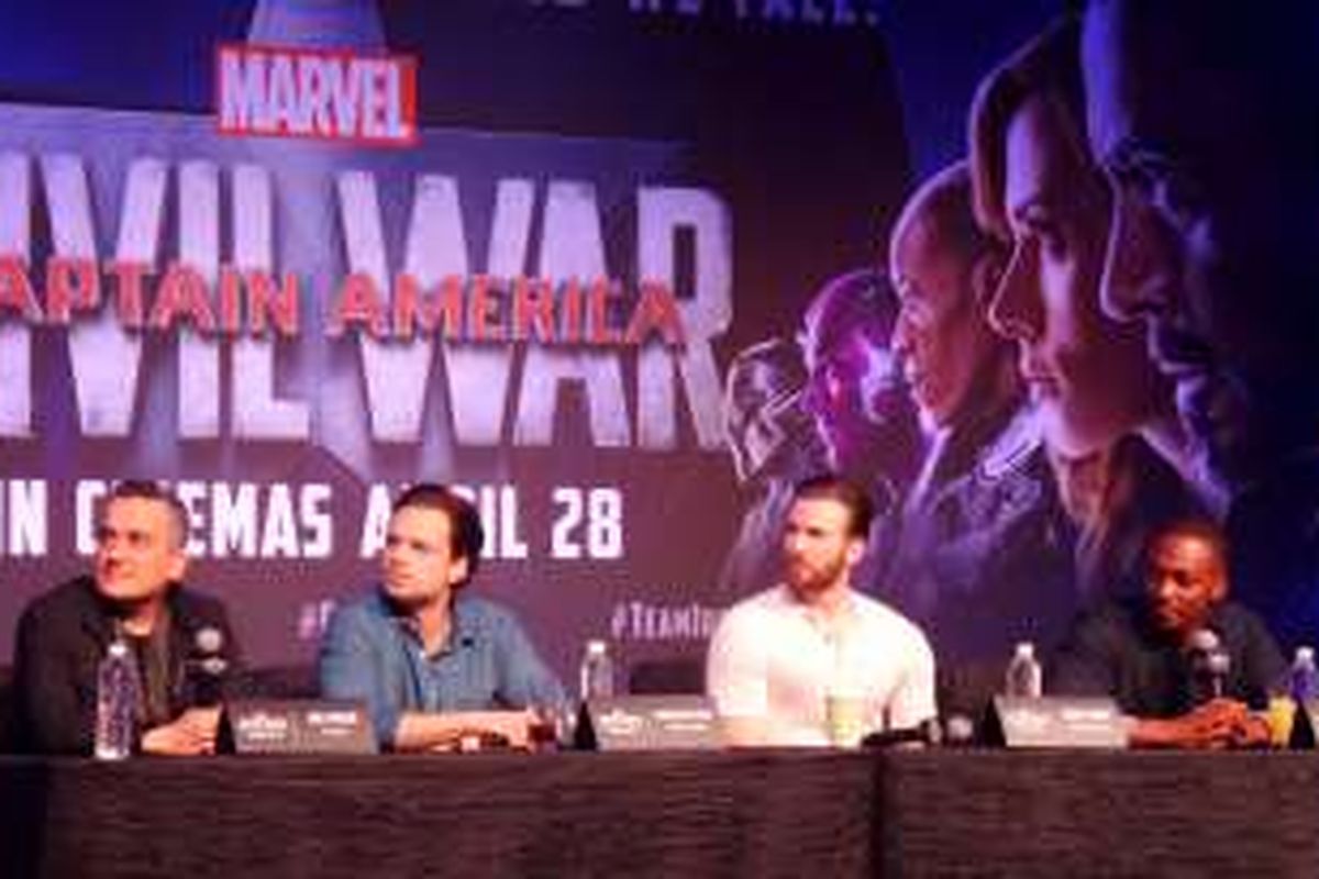 Tim produksi film 'Captain America: Civil War' (kiri ke kanan): Sutradara Joe Russo, Sebastian Stan (Winter Soldier), Chris Evans (Captain America), dan Anthony Mackie (Falcon) menggelar jumpa pers di ruang Jasmine lantai 3, Sands Expo and Convention Centre, Marina Bay Sands, Singapura, Kamis (21/4/2016).