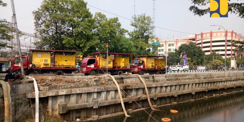 Kementerian Pekerjaan Umum dan Perumahan Rakyat bersama Dinas Pekerjaan Umum Pemerintah Provinsi DKI Jakarta berupaya mengurangi bau di Kali Sentiong, atau Kali Item, di Kemayoran, Jakarta Pusat.