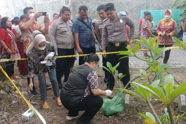 Polsek Genuk sedang melakukan penanganan penemuan bayi di Kuburan Gandeng, Kecamatan Genuk, Kota Semarang