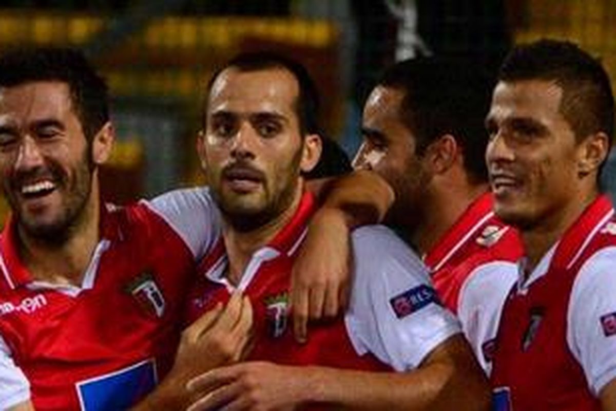 Para pemain Sporting Braga merayakan gol yang diciptakan Ruben Micael (kedua dari kiri) ke gawang Udinese. Braga lolos ke penyisihan grup Liga Champions setelah menyingkirkan Udinese lewat adu penalti, 28 Agustus 2012.