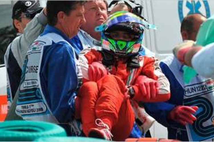 Pebalap Ferrari, Felipe Massa, dibopong para petugas lintasan setelah mengalami kecelakaan di Sirkuit Hungaroring, pada sesi kualifikasi GP Hongaria 2009.
