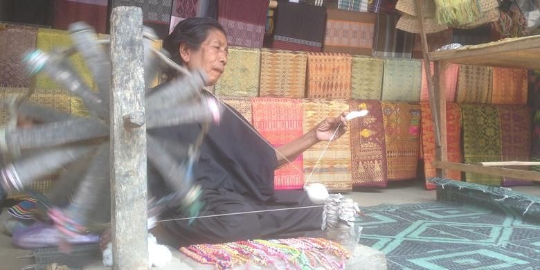 Warga Suku Sasak sedang menenun di Kampung Adat Sade, Lombok Tengah, Nusa Tenggara Barat, Kamis (12/11/2015). Produk yang ia buat dari mulai songket, sarung, hingga gelang.