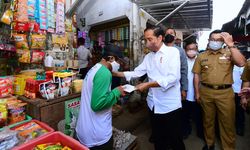 Hibahkan BLT Minyak Goreng di Cirebon, Presiden Jokowi: Jangan untuk Beli Pulsa HP
