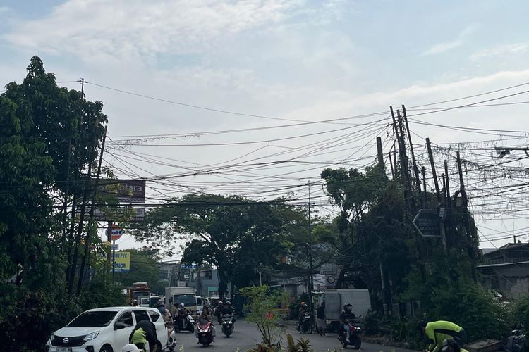 Warga Khawatir Kabel Semrawut Menjuntai di Kalideres Jakbar Makan Korban