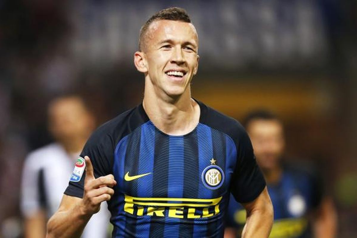 Ivan Perisic merayakan gol Inter Milan ke gawang Juventus pada partai Serie A di Stadion Giuseppe Meazza, Minggu (18/9/2016). 