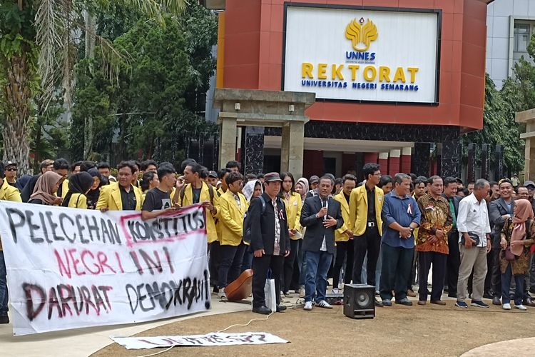 Sejumlah guru besar sampaikan seruan moral soal kondisi demokrasi di Kampus Unnes, Kota Semarang, Jawa Tengah. 