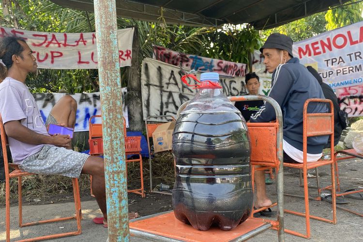 Air limbah dari TPST Piyungan diletakkan warga dalam galon air mineral di Posko Penjagaan Pintu Masuk TPST Piyungan, Bantul, DI Yogyakarta, Rabu (11/5/2022). Warga menutup TPST Piyungan sejak Sabtu (7/5/2022) akibat permasalahan limbah dan bau selama puluhan tahun.