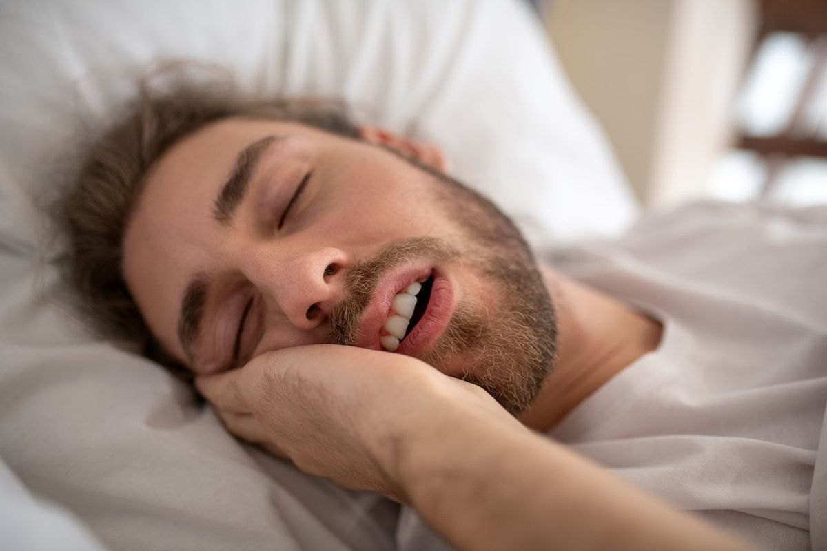 Ilustrasi tidur dengan mulut terbuka 