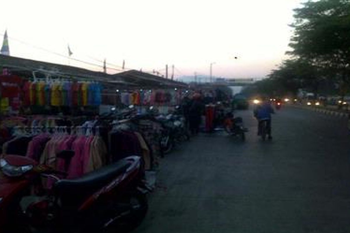 Kesibukan di pasar kaget di depan pabrik milik Kahatex.