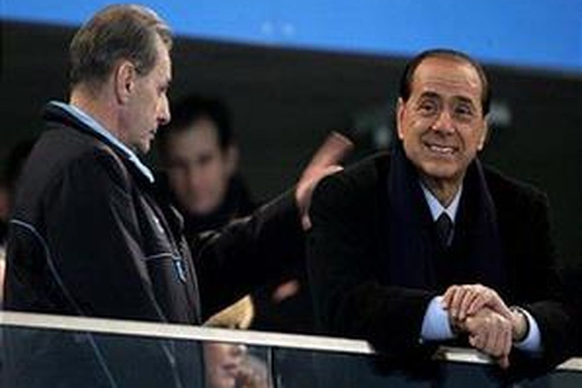 Pemilik dan Presiden AC Milan, Silvio Berlusconi (kanan) puas dan bangga atas kebangkitan timnya saat menggilas Lazio 4-1.