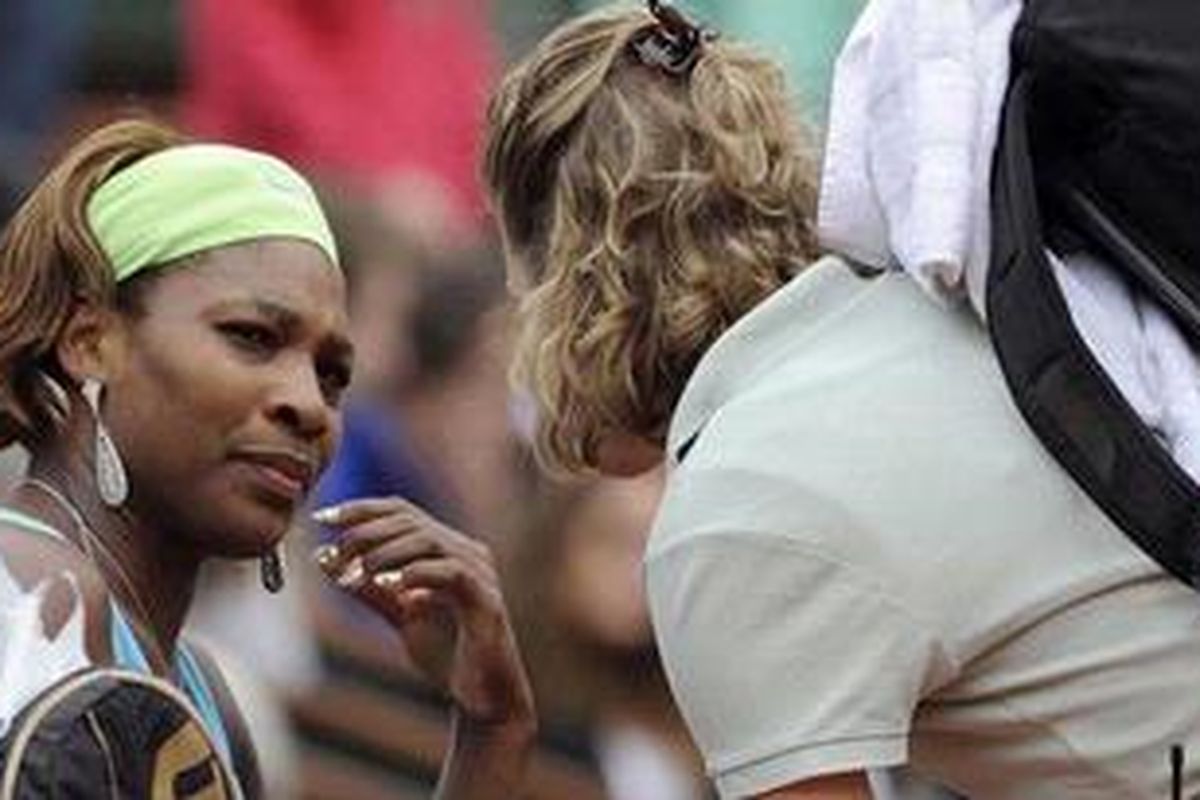 Serena Williams, mendapat perawatan dari seorang dokter, saat melakoni babak ketiga Perancis Terbuka, Sabtu (29/5/10). Serena menang dan maju ke babak 16 besar.