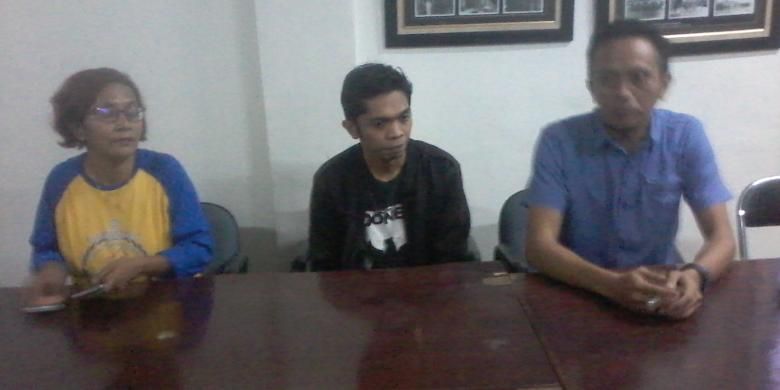 Janwar ditengah didampingi Alita Karen (staf Koalisi Perempuan Indonesia) menemui anggota DPRD Makassar, Muhammad Basdir, Sabtu (1/10/2016).