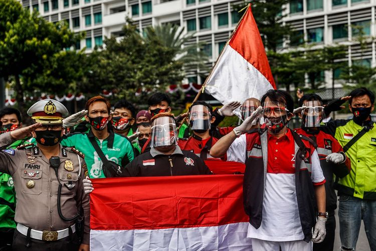 Warga memperingati detik-detik Proklamasi Kemerdekaan Republik Indonesia pada pukul 10.17 WIB di Bundaran HI, Jakarta Pusat, Senin (17/8/2020). Kegiatan tersebut dilakukan mulai pukul 10.17 WIB hingga 10.20 WIB sebagai bentuk menghormati peringatan detik-detik proklamasi dalam HUT Ke-75 Kemerdekaan RI.