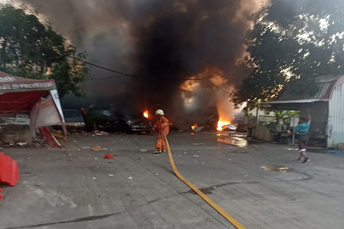 Pul bus transjakarta untuk armada tak terpakai terbakar pada Rabu (20/12/2023).