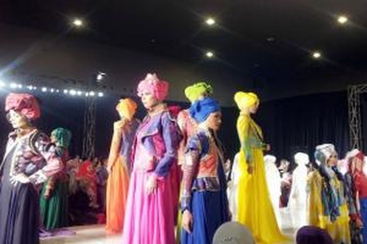 Fashion show tunggal Dian Pelangi menampilkan 100 koleksi busananya dari tujuh brand yang ia usung.