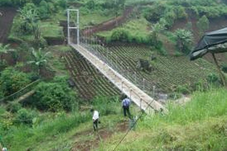 Jembatan untuk Desa-Asimetris (JUDESA), di Desa Cihawuk-Cibeureum, Kabupaten Bandung.