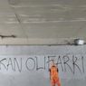Petugas Hapus Corat-coret Massa Demo yang Tersebar di Setiabudi