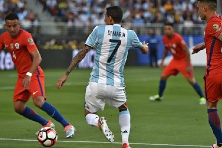 Angel Di Maria dibayangi Mauricio Isla (kiri) pada pertandingan Grup D Copa America Centenario antara Cile dan Argentina di Santa Clara, Senin (6/6/2016). 